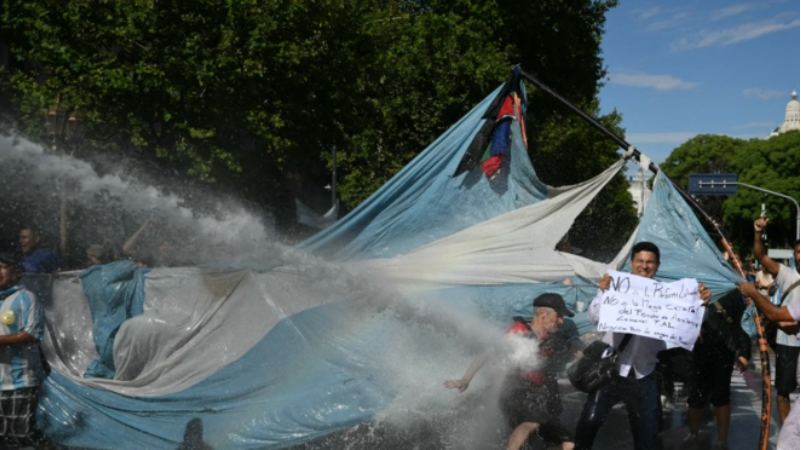 Choques entre la policía y manifestantes en huelga por reforma laboral de Milei