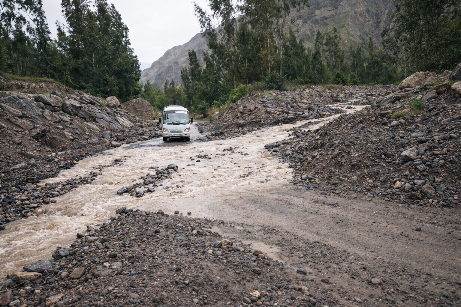 Lluvias intensas provocan huaicos y daños en vías del noreste de Arequipa