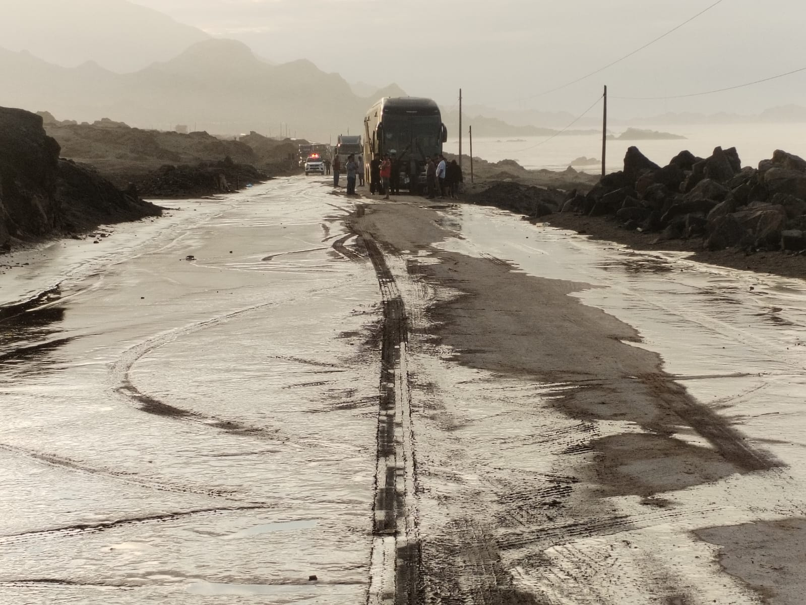 Huaico bloquea la Panamericana Sur y deja cientos de vehículos varados en Caravelí