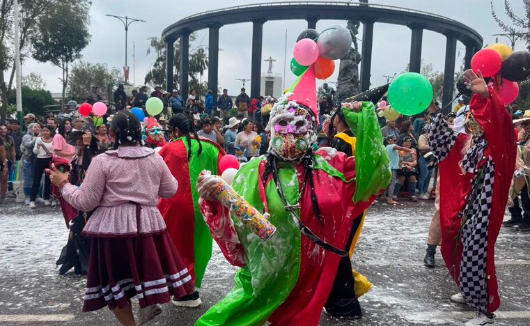 Arequipa al ritmo del carnaval pese a intensas lluvias