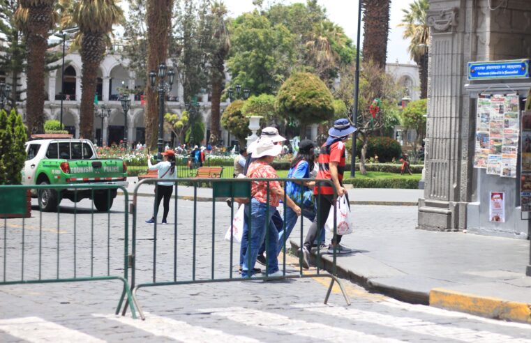 Plaza de Armas de Arequipa con vallas metálicas por fiestas de San Valentín y carnavales