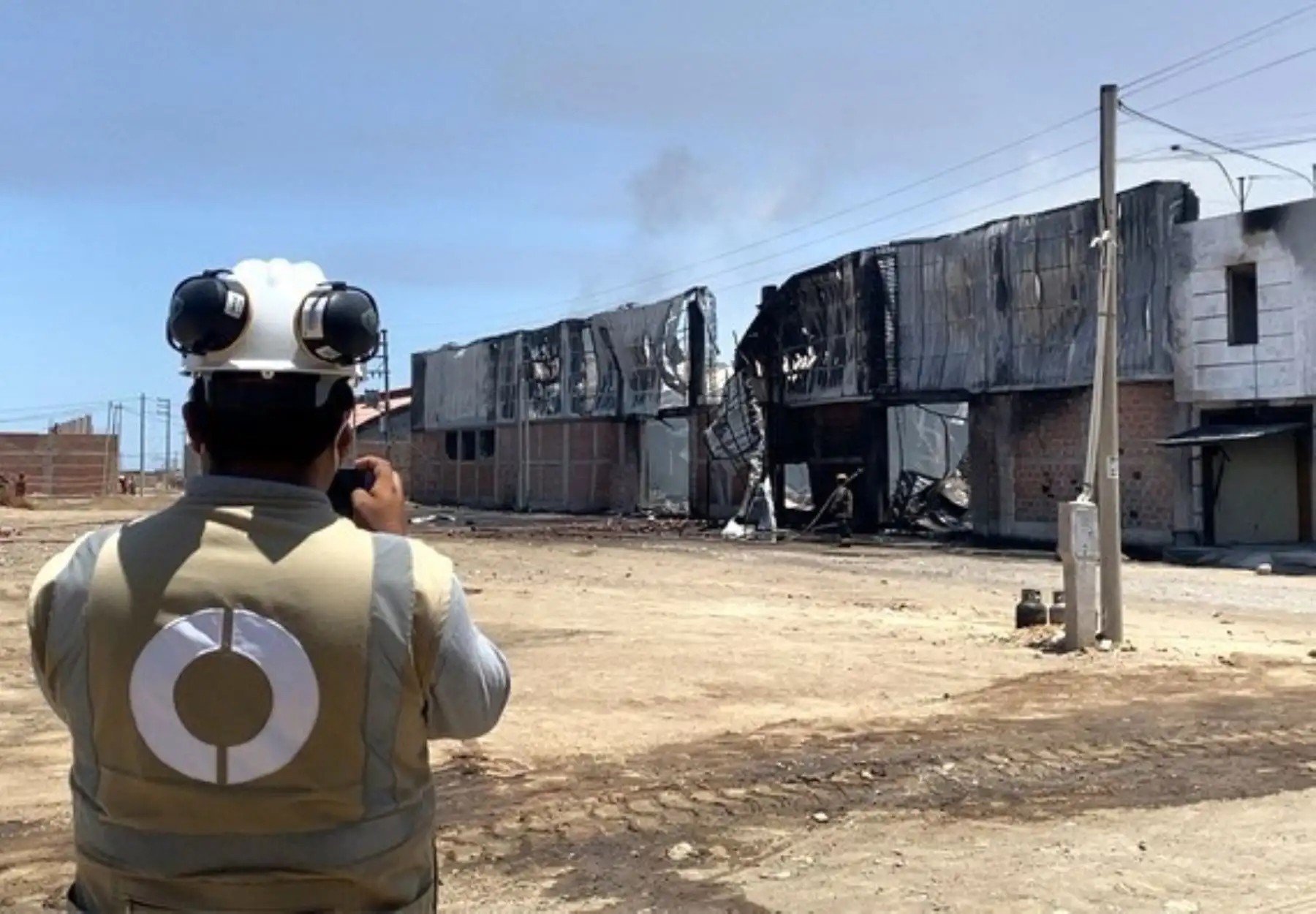 Supervisan recojo de residuos de incendio en planta de aceite