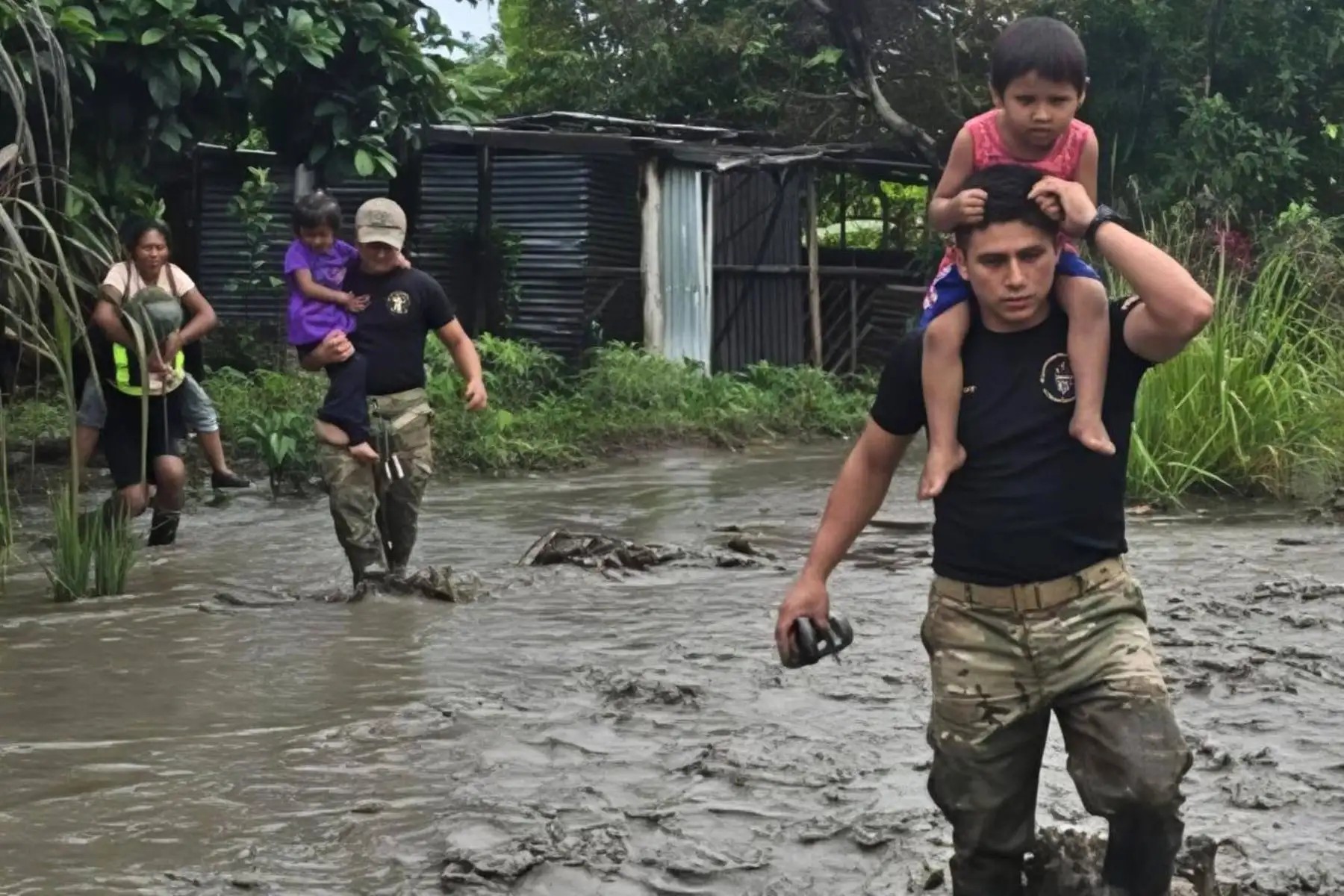 Desborde de río deja una desaparecida, 184 damnificados y 355 afectados