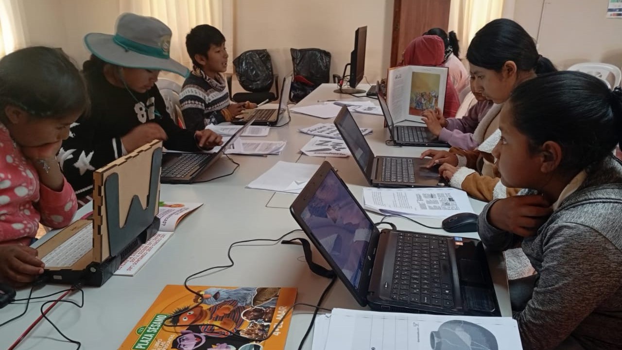 Niños de zonas altoandinas aprenden computación en Tambo Canocota de Caylloma