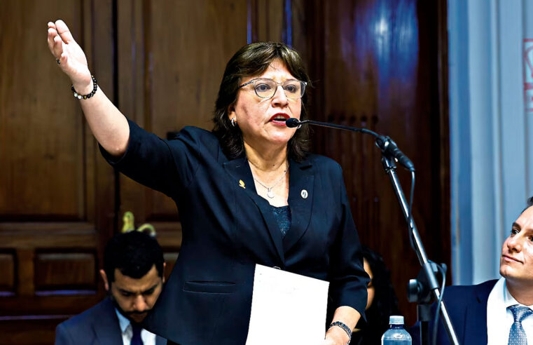 Delia Espinoza gana elecciones del CAL y será decana para el 2026-2028