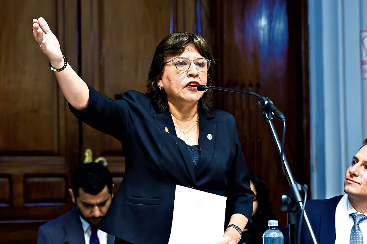 Delia Espinoza gana elecciones del CAL y será decana para el 2026-2028