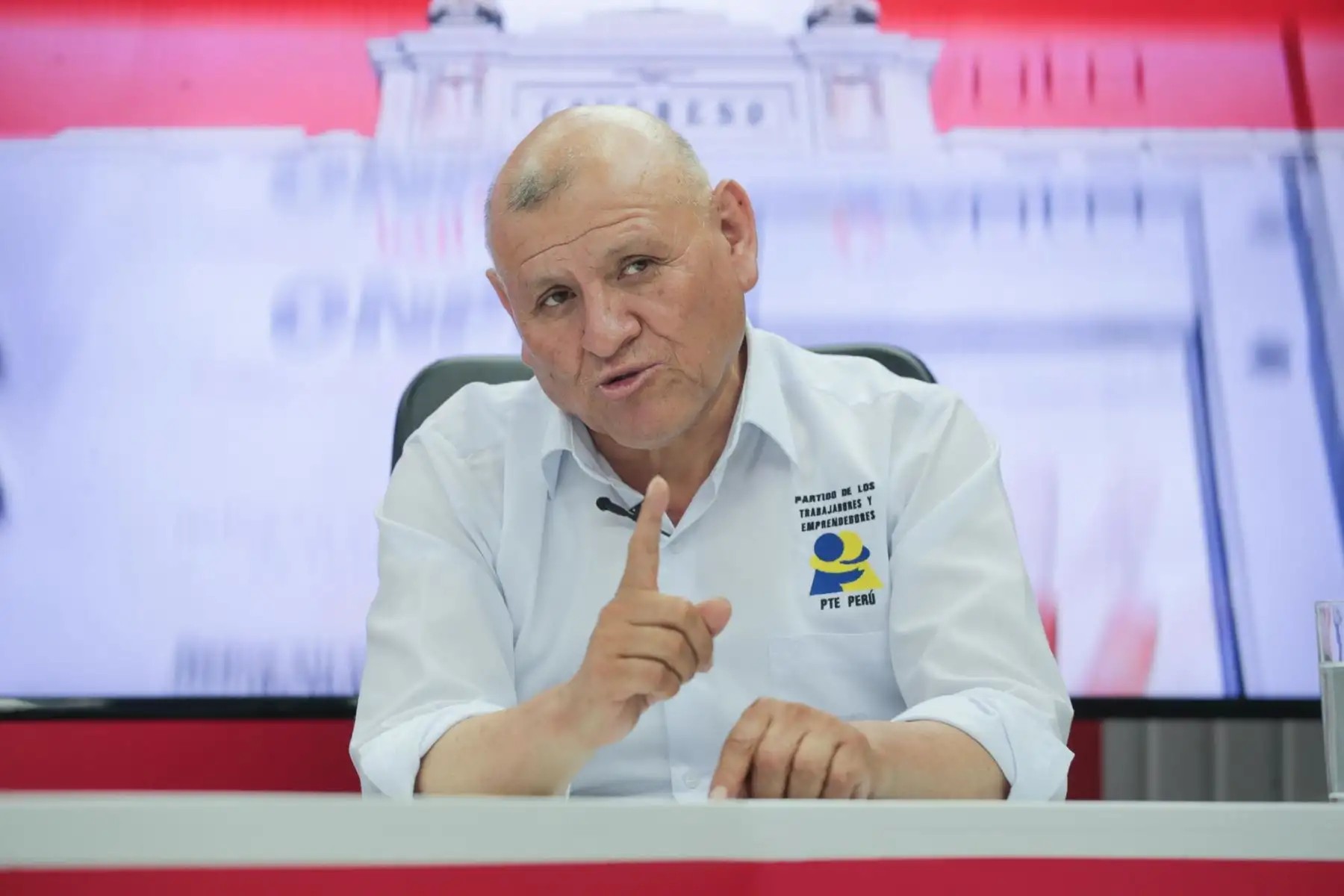 Fallece candidato presidencial Napoleón Becerra en accidente