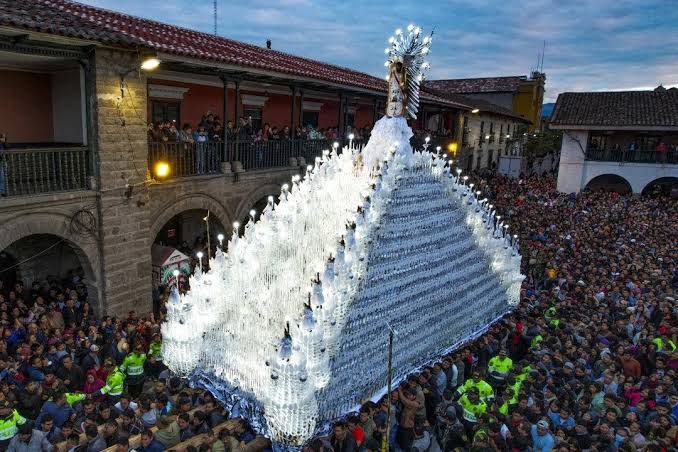 Platos y postres tradicionales que marcan la festividad en las regiones