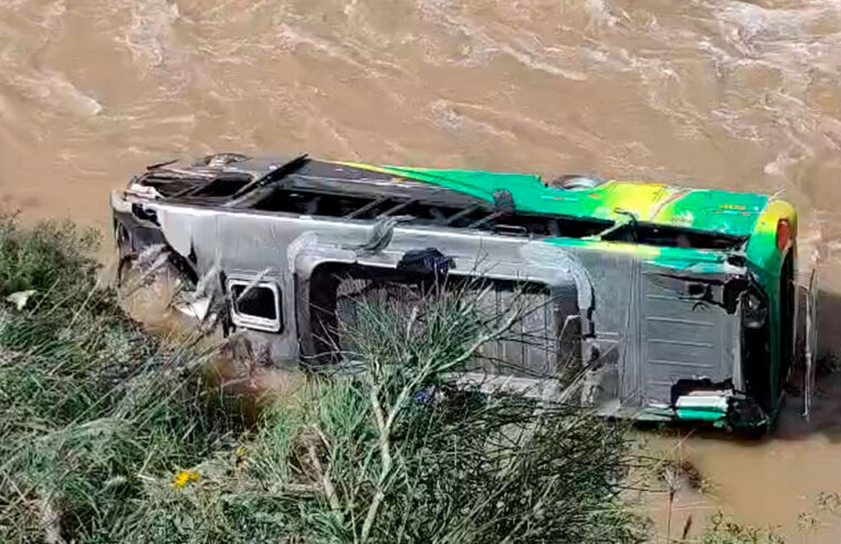 Bus de orquesta cae al río Mantaro, deja un fallecido y más de 30 heridos