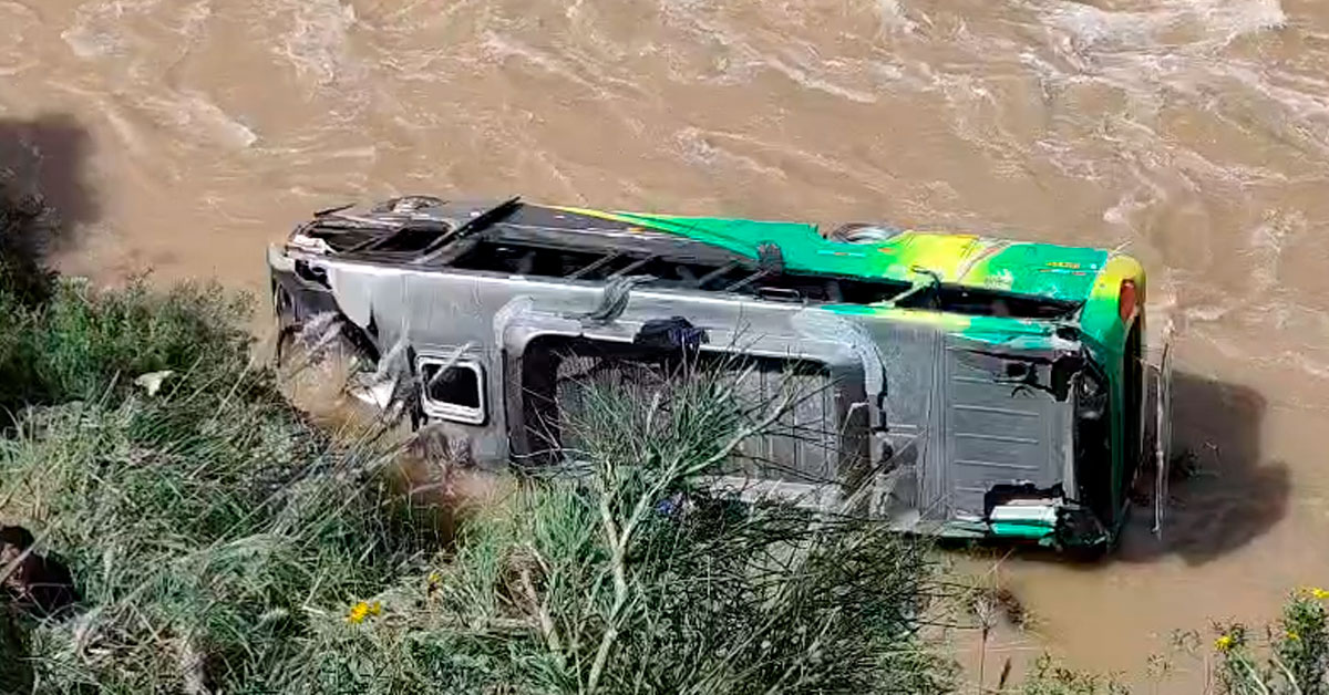 Bus de orquesta cae al río Mantaro, deja un fallecido y más de 30 heridos