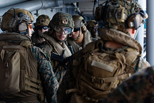 EE.UU. despliega buque con 3 500 marinos en escalada de guerra con Irán