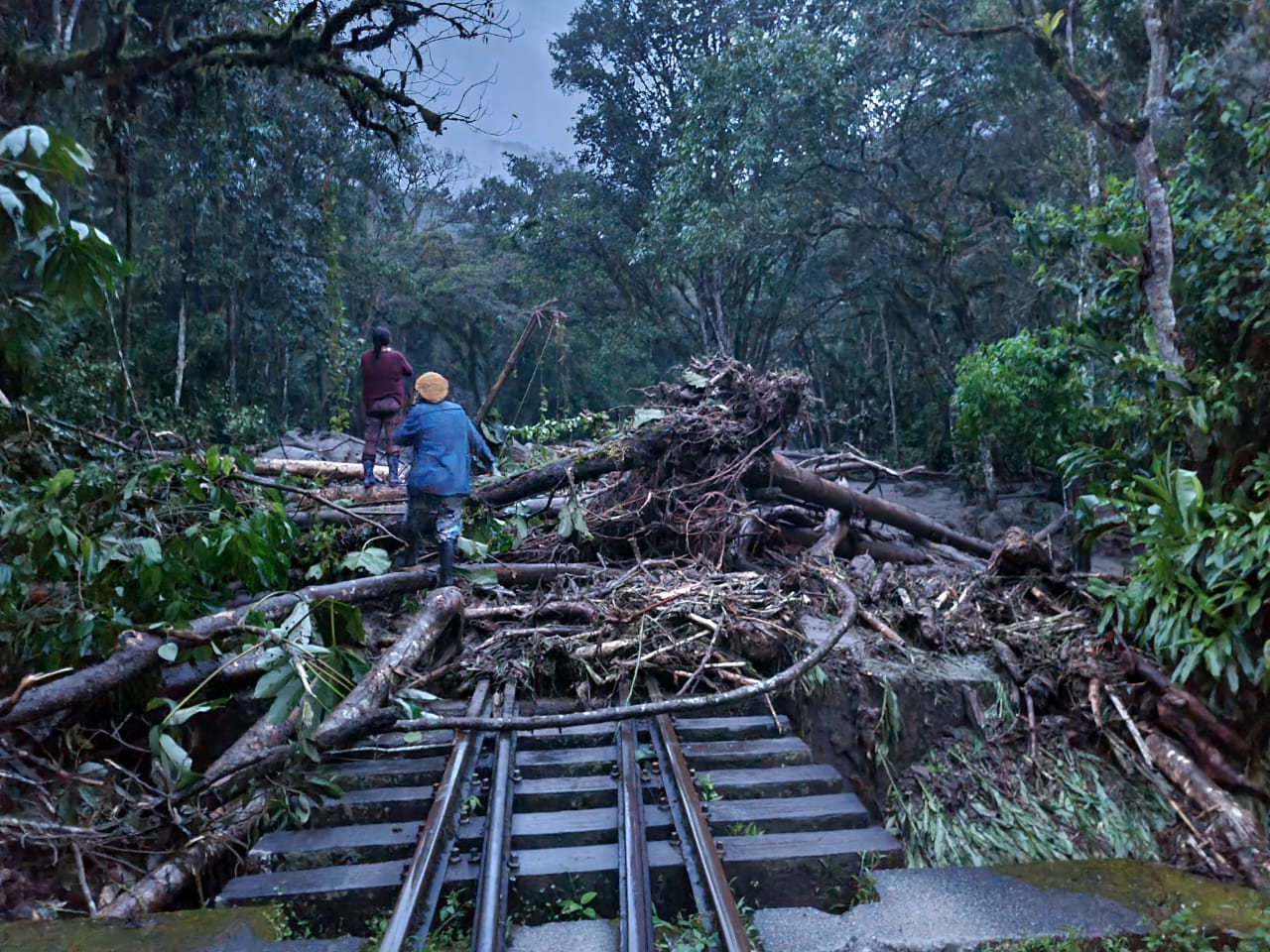 Huaico destruye vía férrea y cierran ruta amazónica hacia Machu Picchu