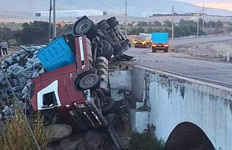 Camión cargado de cerveza cae a un barranco y deja dos desaparecidos