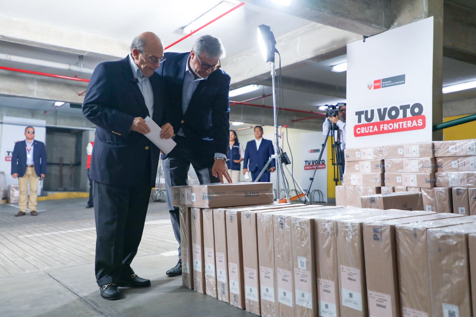 ONPE entrega material electoral para voto de peruanos en el extranjero