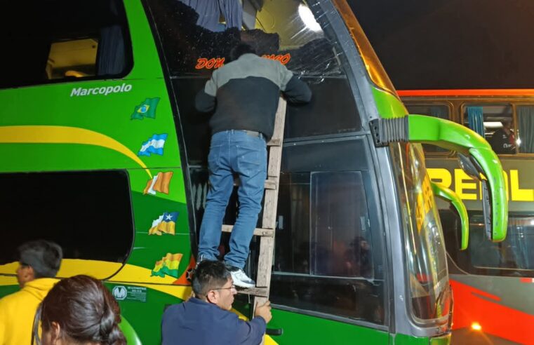 Hinchas del FBC Melgar son atacados tras salir de la Copa Sudamericana.