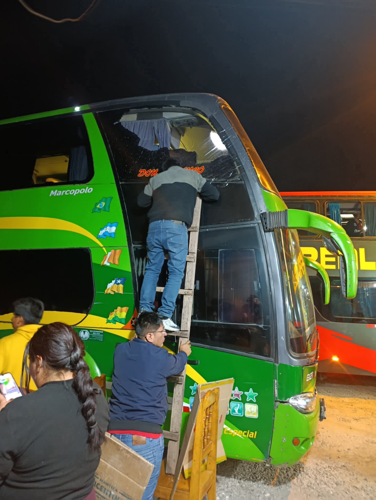Hinchas del FBC Melgar son atacados tras salir de la Copa Sudamericana.