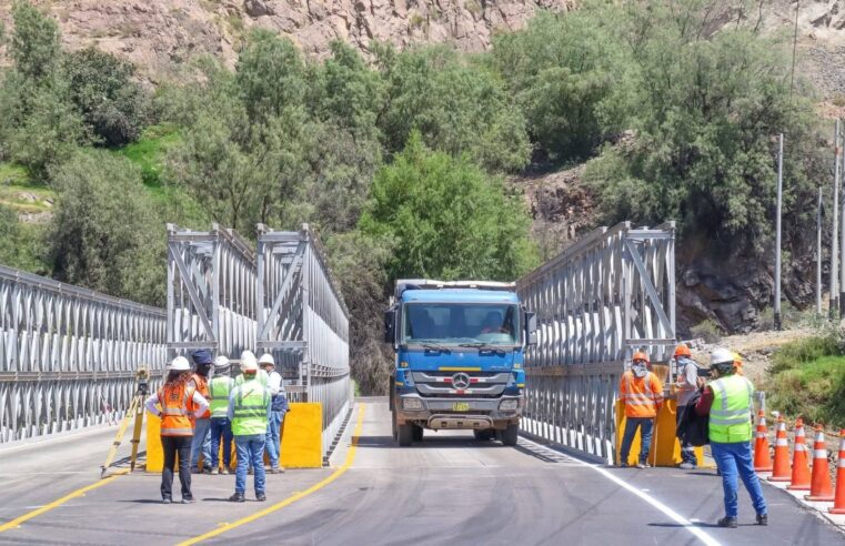 Acceso angosto al puente bailey en Uchumayo genera roces y congestión
