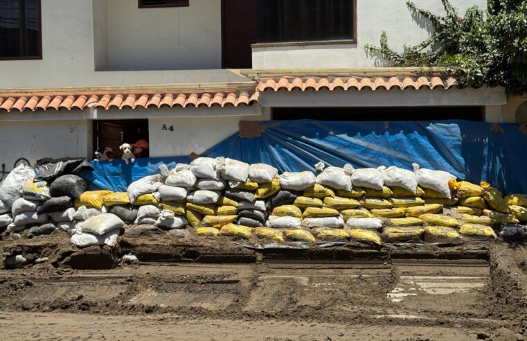 Damnificados levantan murallas de costales para proteger sus viviendas