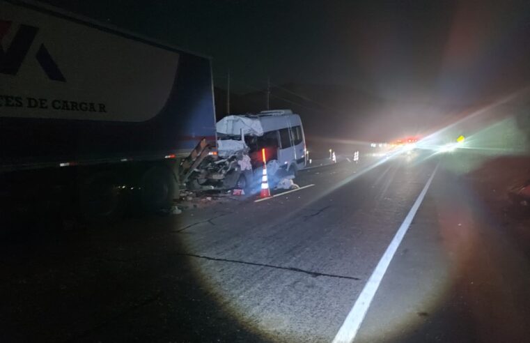 Cuatro muertos y ocho heridos dejó choque entre miniván y tráiler
