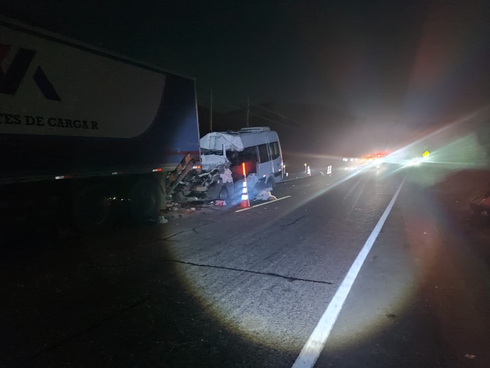 Cuatro muertos y ocho heridos dejó choque entre miniván y tráiler