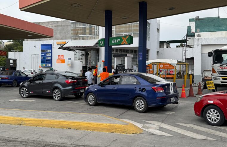 Indecopi y Osinergmin deben fiscalizar y sancionar alza injustificada de combustibles.