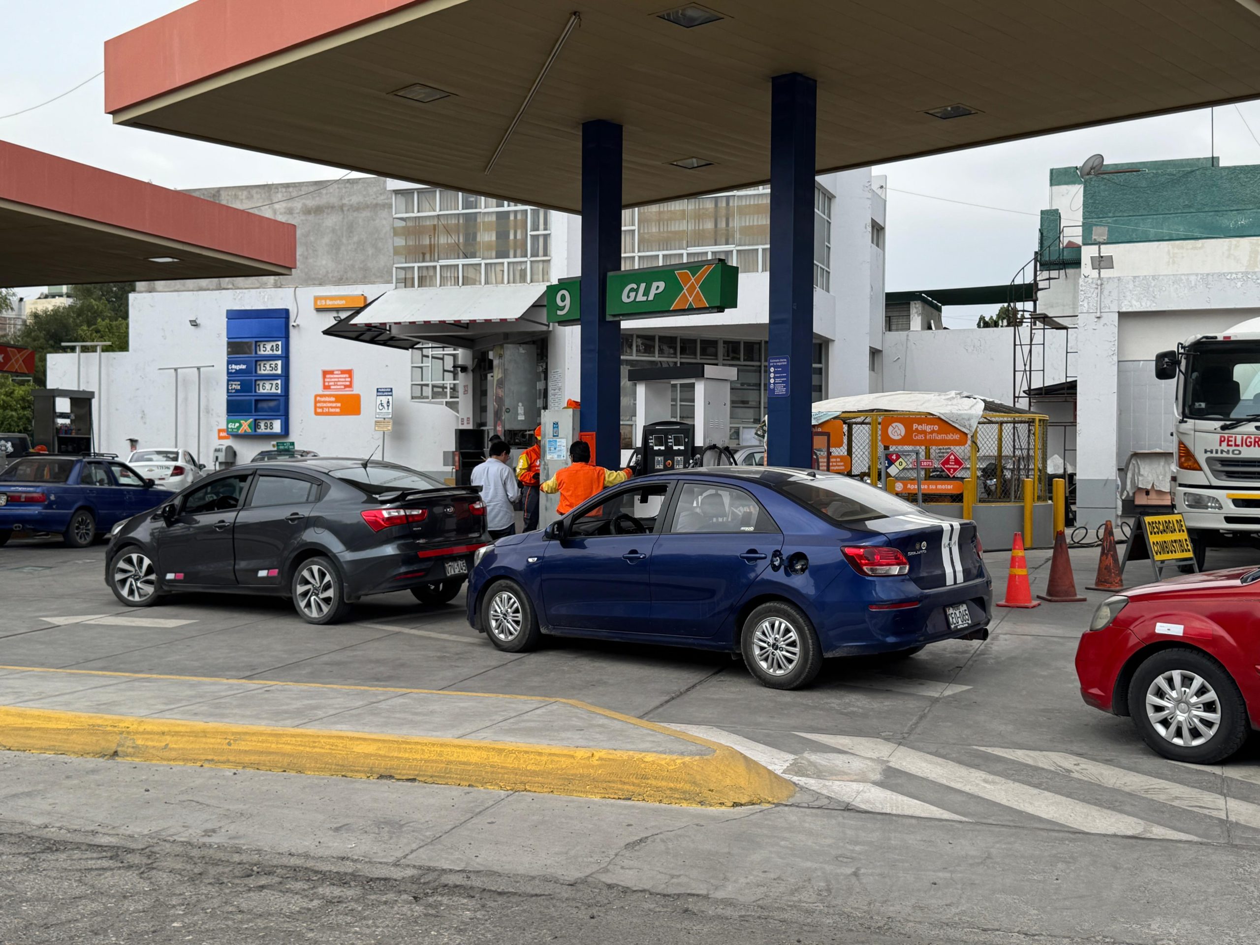 Indecopi y Osinergmin deben fiscalizar y sancionar alza injustificada de combustibles.