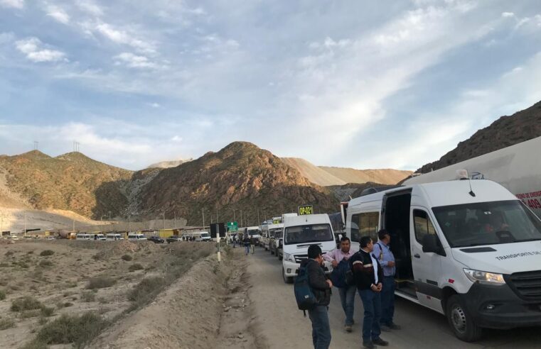 Colapso de vía obliga a trabajadores y pasajeros a caminar por horas en ingreso a Arequipa