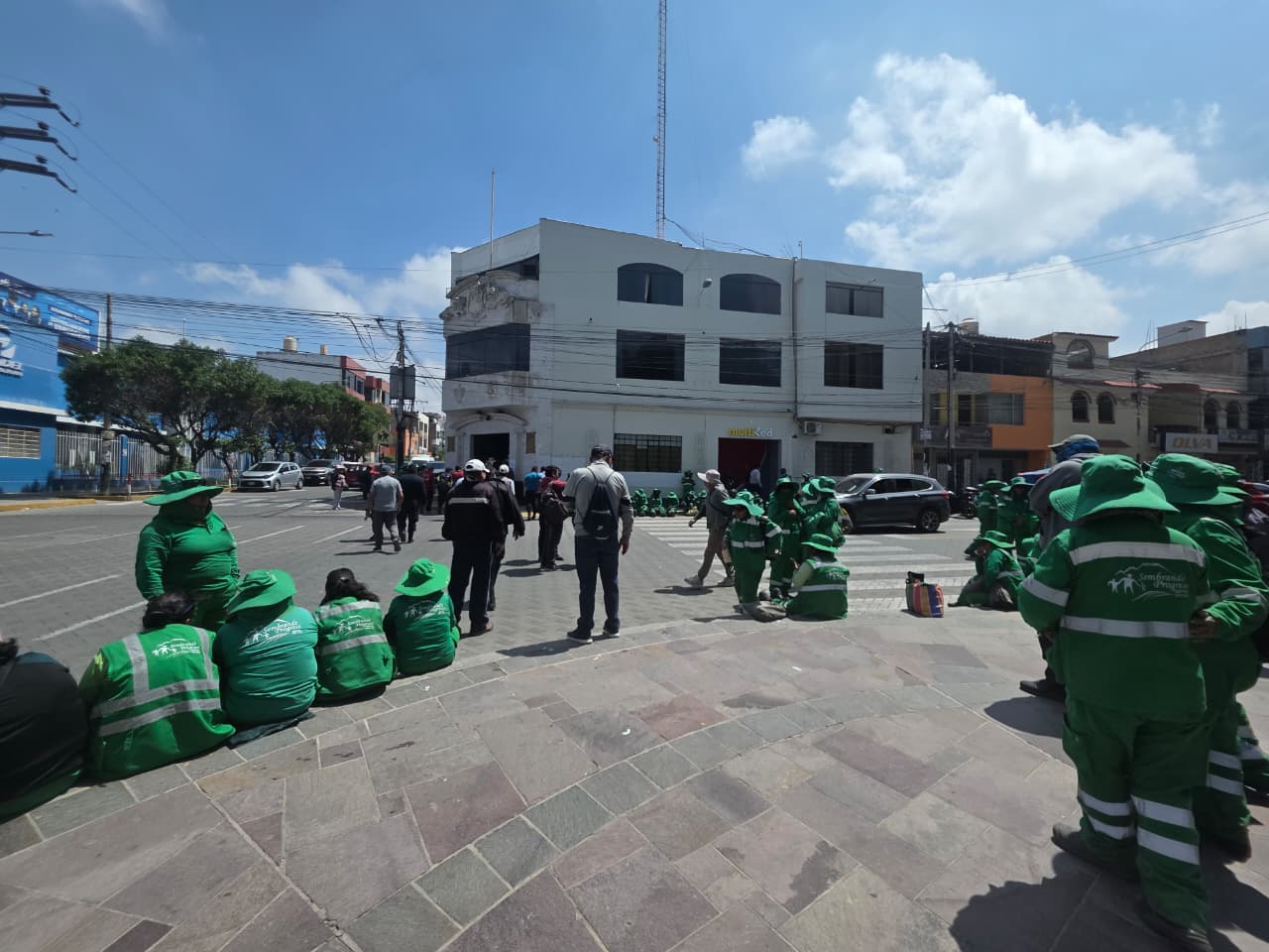 Trabajadores de Cerro Colorado protestan por falta de uniformes y equipos