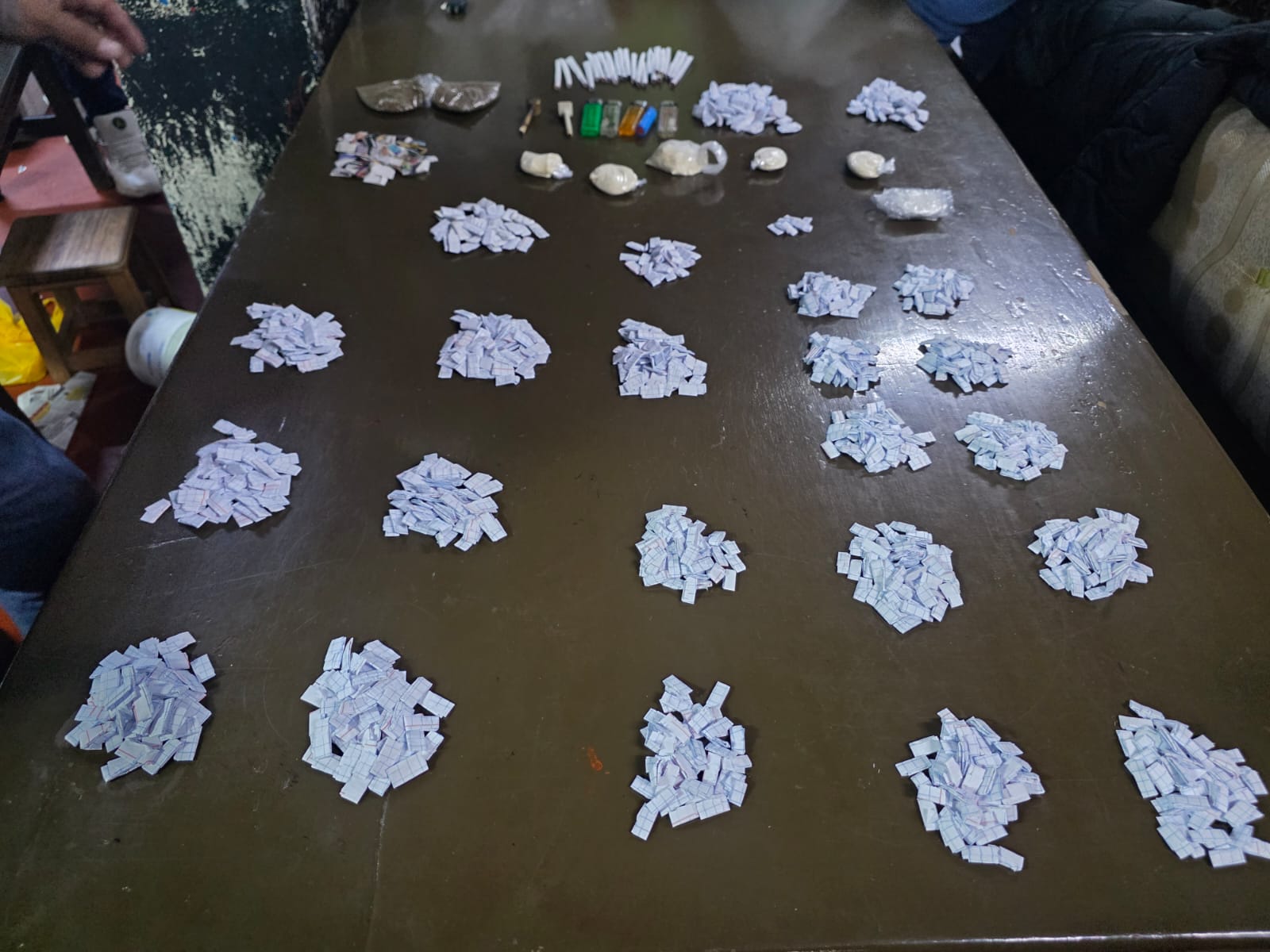 Incautan droga, armas y televisores en operativo en penal de Socabaya