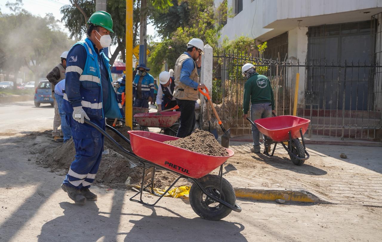 Al 80 % de avance en recuperación de vías tras desborde de torrentera El Chullo