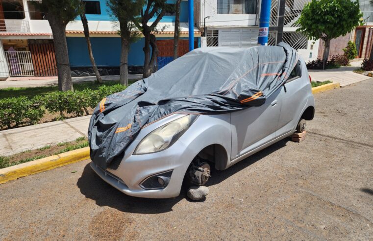 Roban llantas de auto en la urbanización Satélite Chico