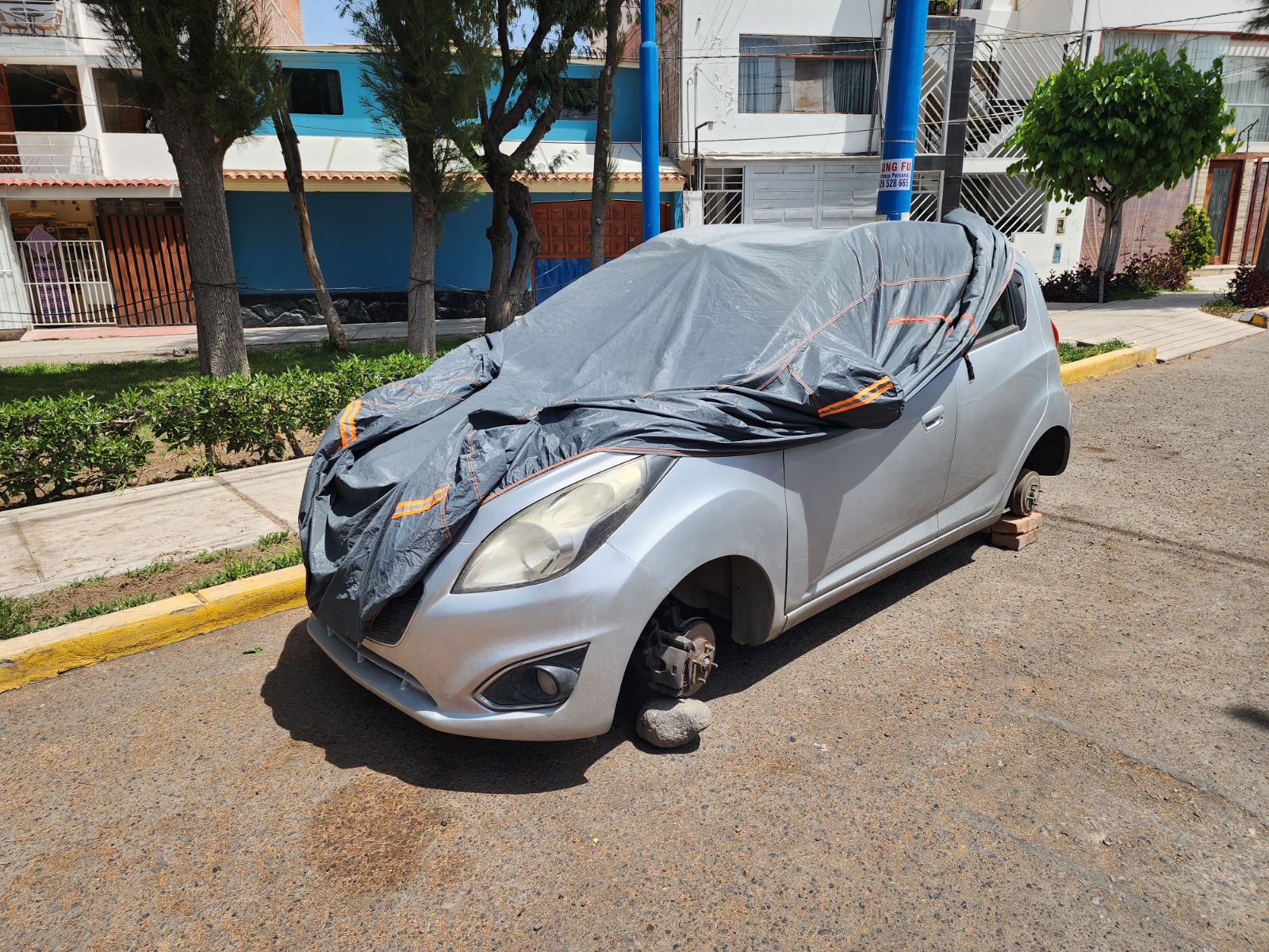 Roban llantas de auto en la urbanización Satélite Chico