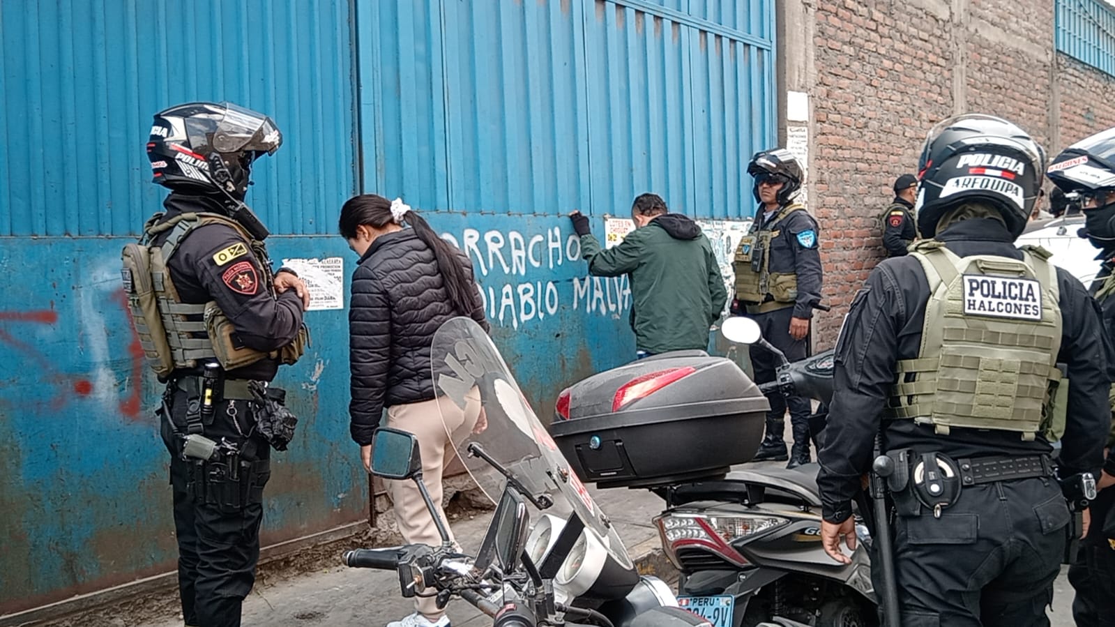 Detienen a dos presuntos extorsionadores en la Feria El Altiplano