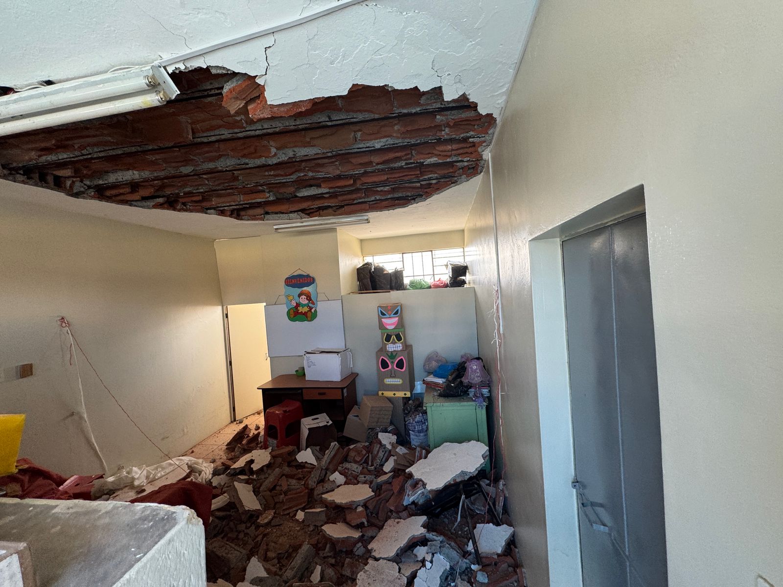 Colapsa techo en colegio inicial en Bustamante y Rivero