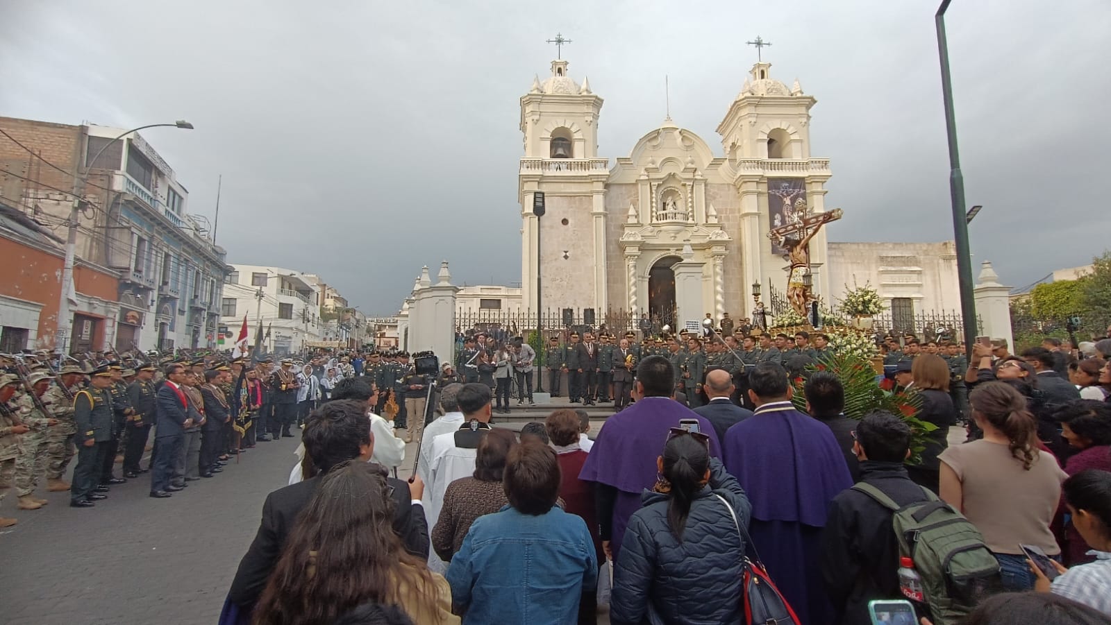 RENOVACIÓN DE PROMESAS SACERDOTALES DURANTE MISA CRISMAL