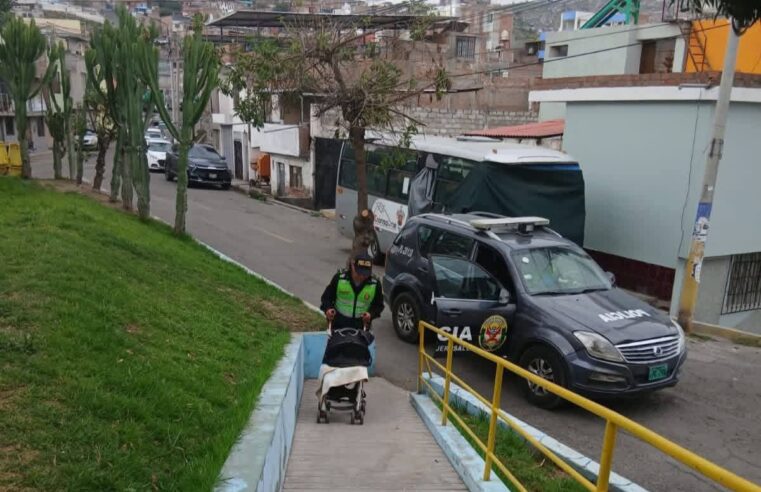 PNP rescata a niño de 2 años hallado solo en la vía pública en Mariano Melgar