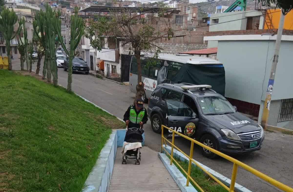 PNP rescata a niño de 2 años hallado solo en la vía pública en Mariano Melgar