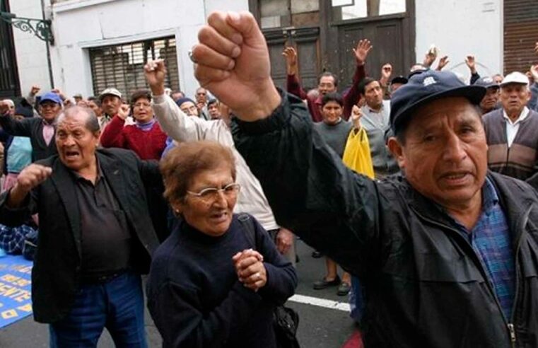 Maestros cesantes protestan en Arequipa y exigen aprobación de ley que eleve sus pensiones