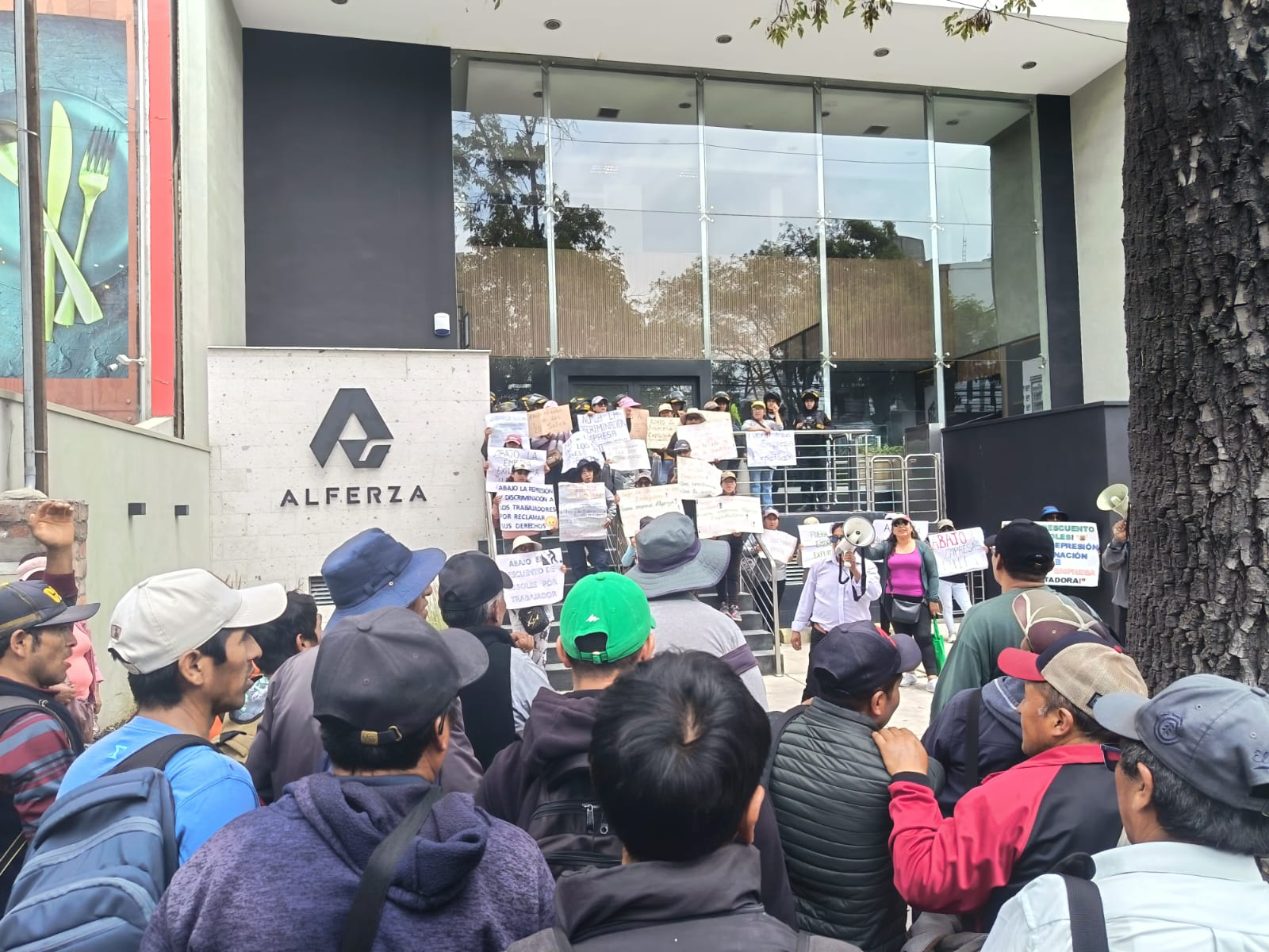 Construcción Civil paraliza dos millonarios proyectos aduciendo descuentos a obreros