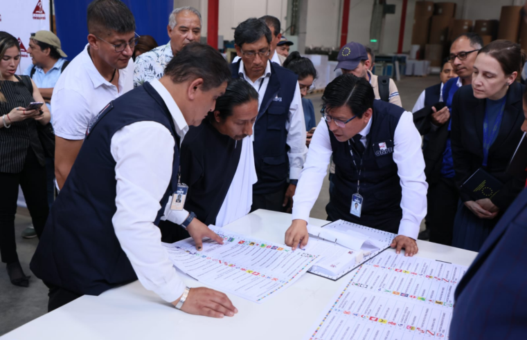 ONPE realiza prueba de color de cédulas y alista material electoral