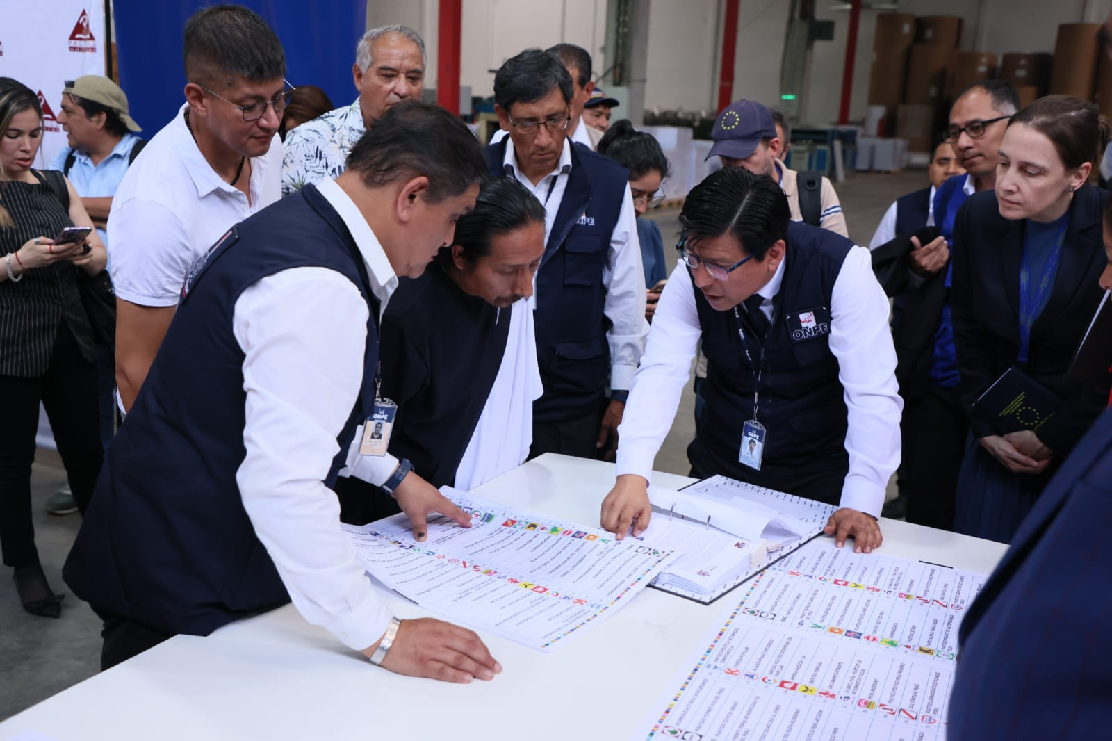 ONPE realiza prueba de color de cédulas y alista material electoral