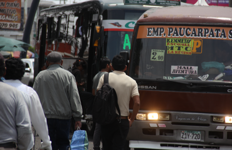 Paro de transportistas deja pasajeros varados y genera ataques a unidades