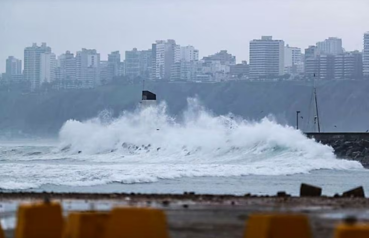Oleajes de ligera a fuerte intensidad se presentarán en el litoral peruano hasta el 18