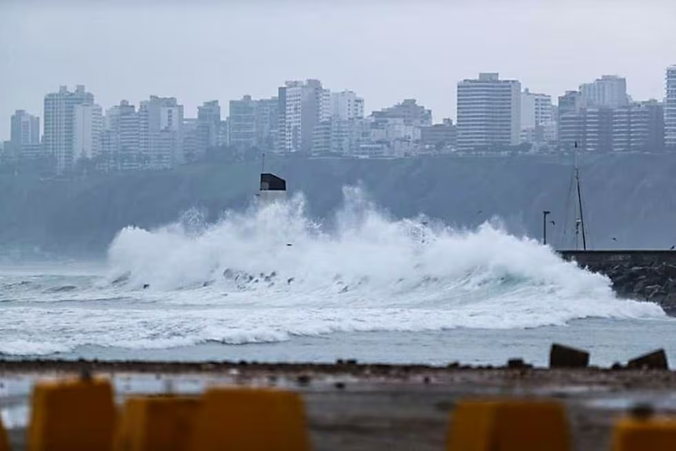 Oleajes de ligera a fuerte intensidad se presentarán en el litoral peruano hasta el 18