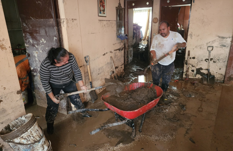 Familias de Flora Tristán luchan por recuperar sus hogares en medio del lodo.