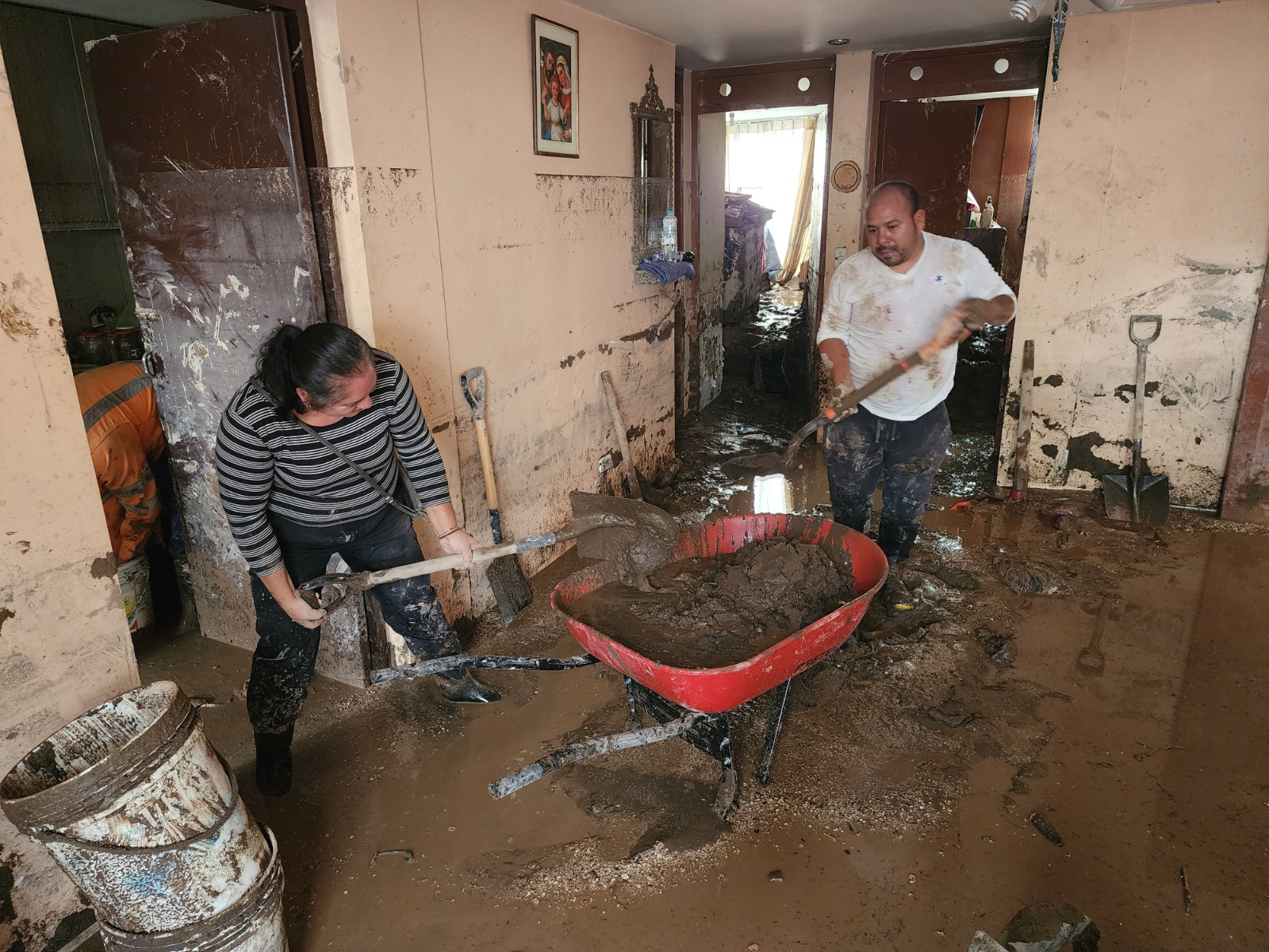 Familias de Flora Tristán luchan por recuperar sus hogares en medio del lodo.