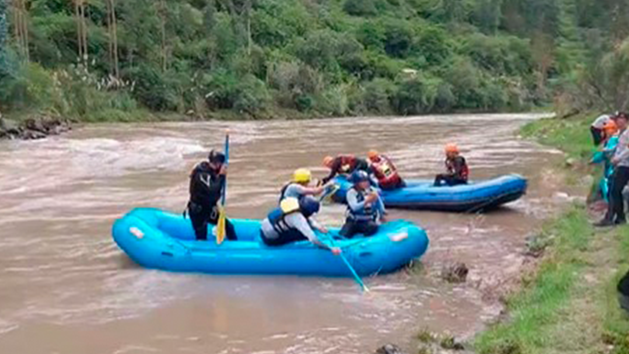 Tres personas murieron y 2 desaparecen tras caer vehículo al río Vilcanota