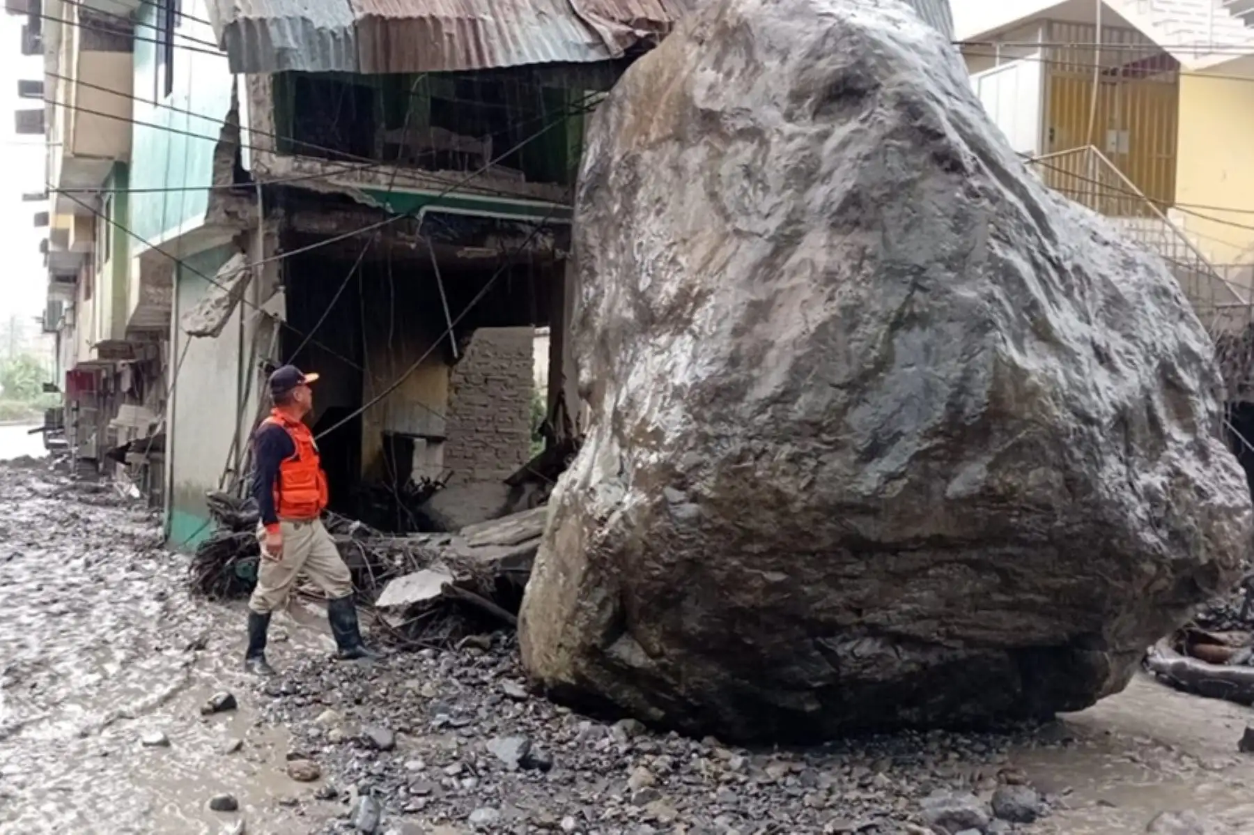 Alertan 2 203 zonas críticas y casi 2.8 millones en riesgo por lluvias