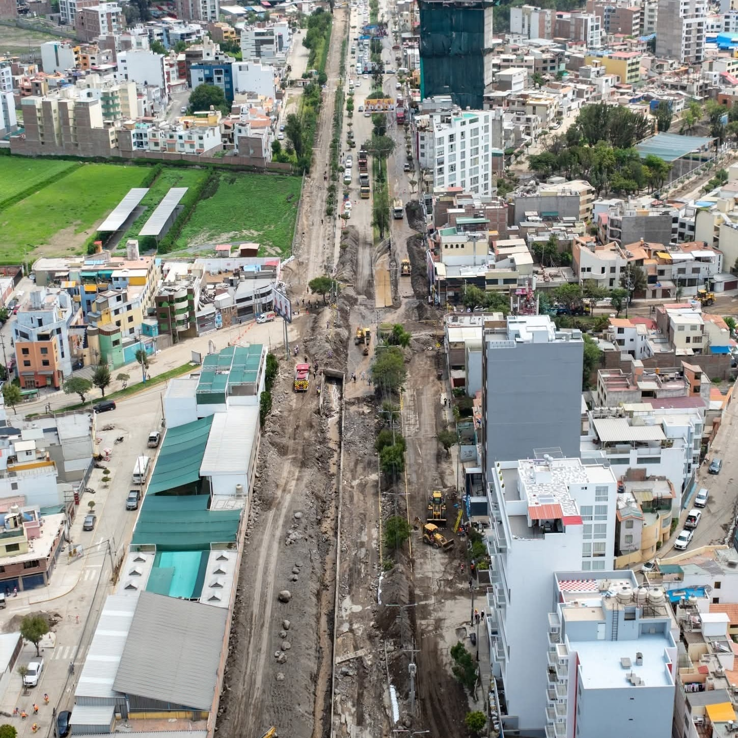 Culminan limpieza de departamentos inundados en Flora Tristán