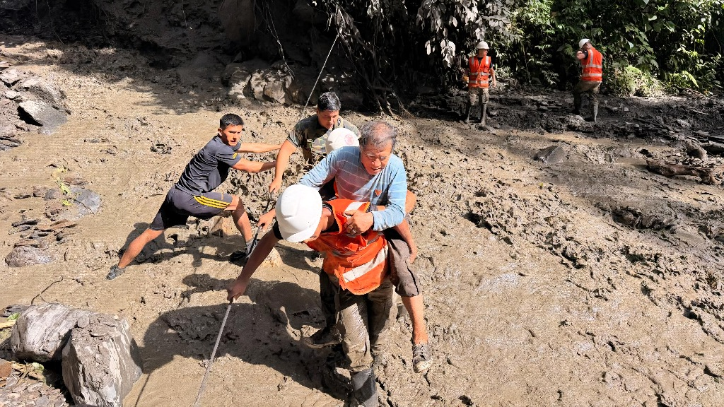 Ejército rescata a pobladores atrapados por huaico en La Convención